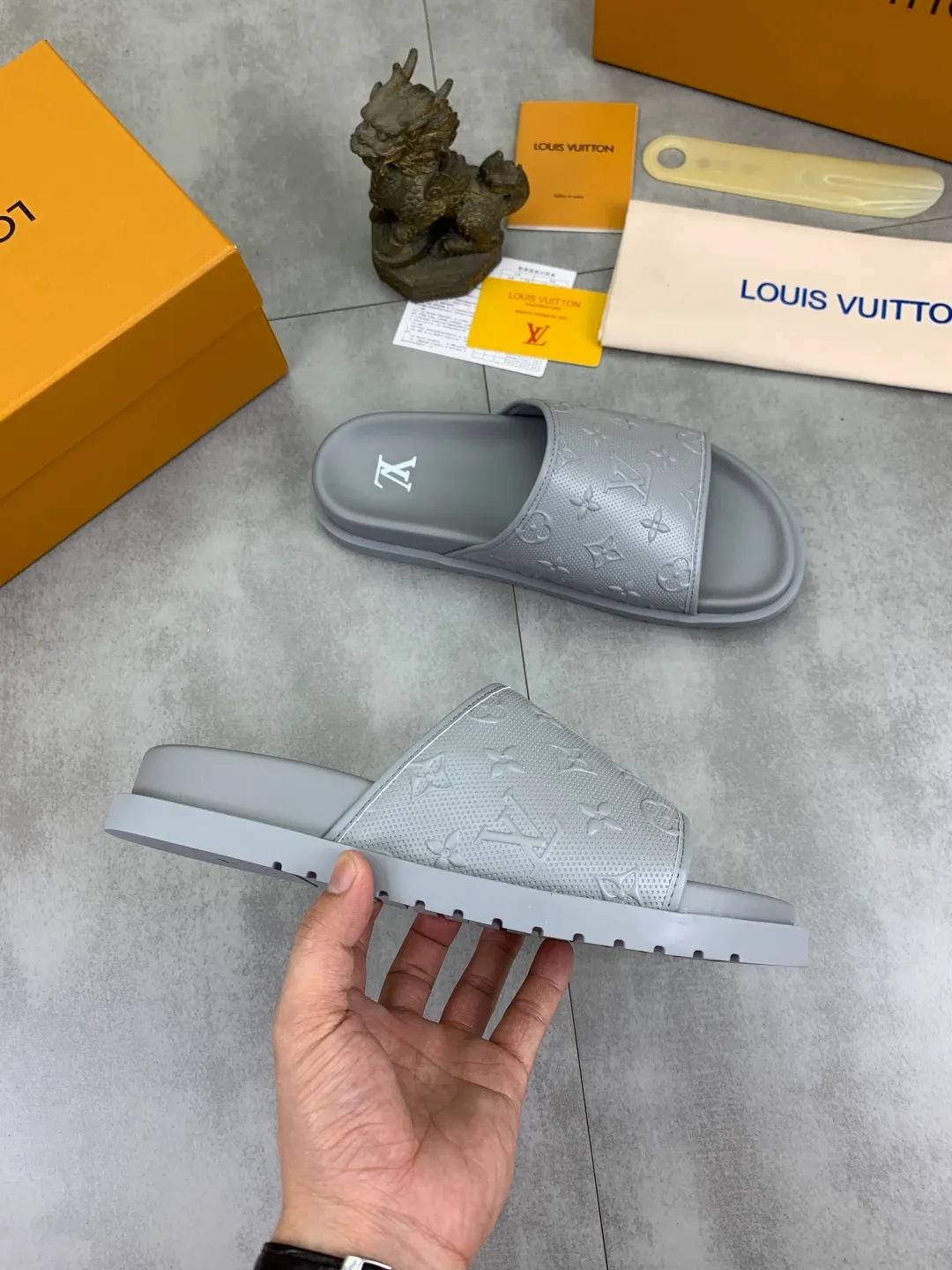 Men's shoes 💰P300💰【New style】🆘 Original quality 【LOUIS VUITTON】The popular Louis Vuitton LV men's slippers on the official website are on sale simultaneously! Original fabric imported from Italy, original factory special supply, code number: 38-44 (45 customized), many colors available
